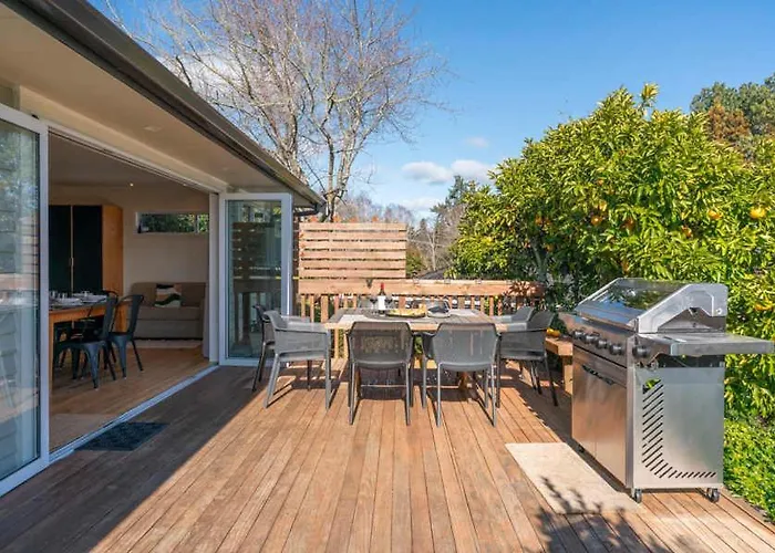 Huia Nest - Walk To Golf & Stadium Sleeps 8 *