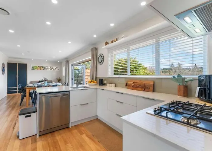 Huia Nest - Walk To Golf & Stadium Sleeps 8 * Rotorua