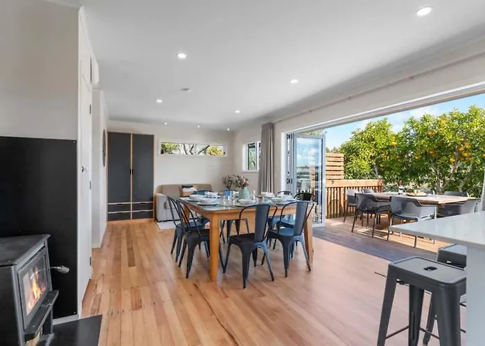 Huia Nest - Walk To Golf & Stadium Sleeps 8 *