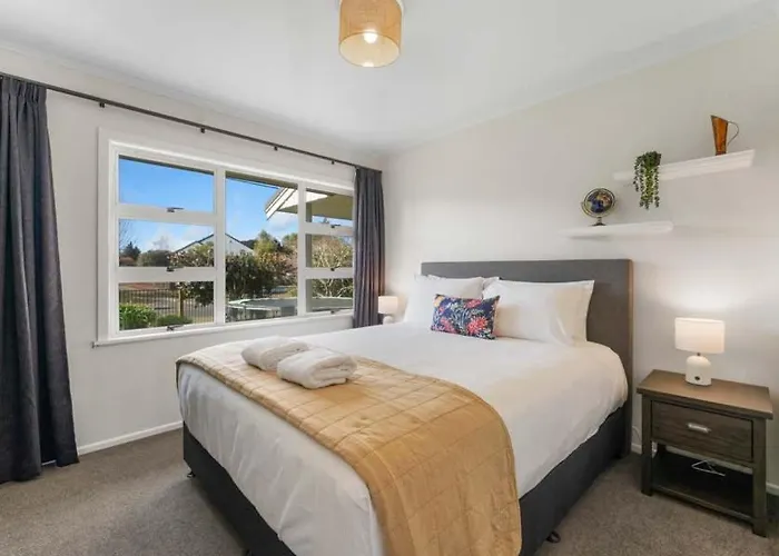 Huia Nest - Walk To Golf & Stadium Sleeps 8 * Rotorua