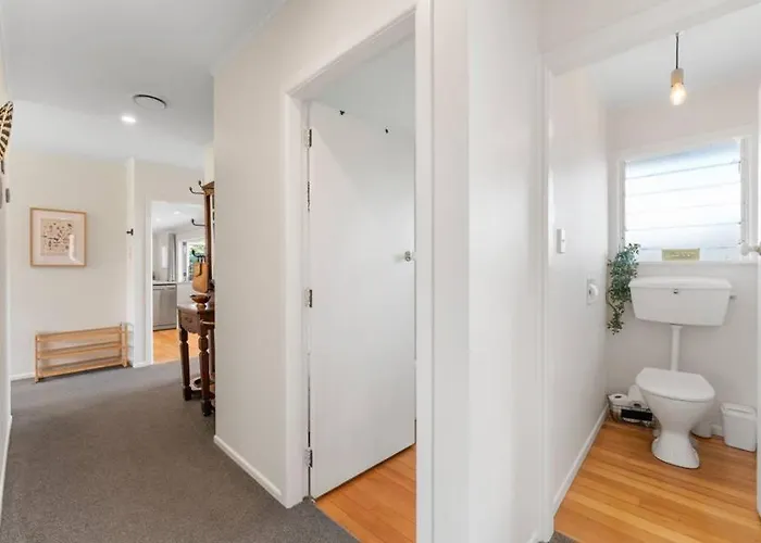 Huia Nest - Walk To Golf & Stadium Sleeps 8 *