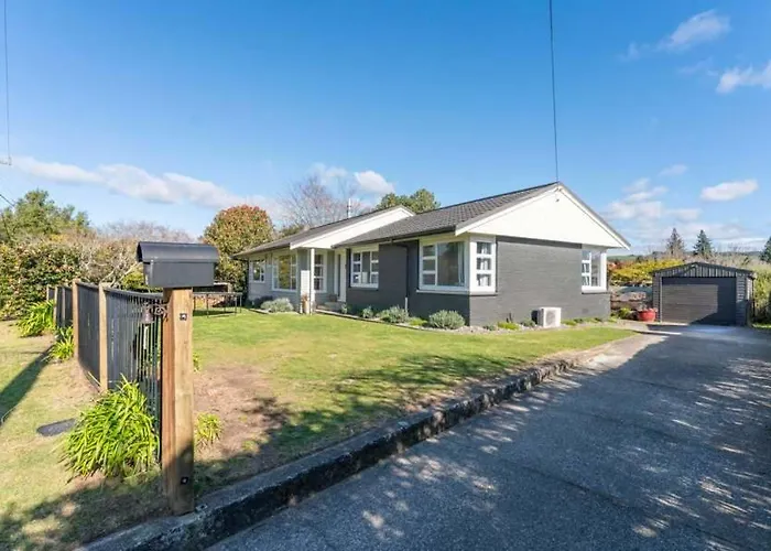 Huia Nest - Walk To Golf & Stadium Sleeps 8 *